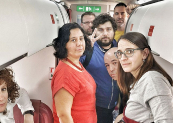 Marruecos impidió descender del avión a ocho catalanes.