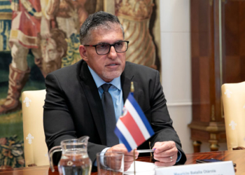 El ministro de Obras Públicas de Costa Rica busca inversores en España