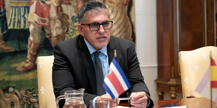 El ministro de Obras Públicas de Costa Rica busca inversores en España