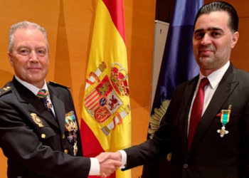 El encargado de negocios de la Embajada de Libia en España, Walid Bashir Abuabdalla con su medalla con Estrella Blanca al Mérito Civil junto con el Inspector General de Policía. / Foto: Embajada de Libia.