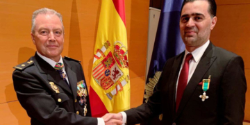 El encargado de negocios de la Embajada de Libia en España, Walid Bashir Abuabdalla con su medalla con Estrella Blanca al Mérito Civil junto con el Inspector General de Policía. / Foto: Embajada de Libia.