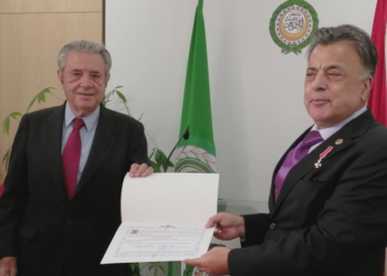 El embajador de la Liga Árabe, condecorado por el Cuerpo de la Nobleza asturiana