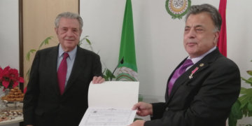 El embajador de la Liga Árabe, condecorado por el Cuerpo de la Nobleza asturiana