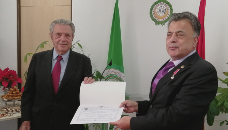El embajador de la Liga Árabe, condecorado por el Cuerpo de la Nobleza asturiana
