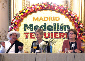 De izq. a dcha.: el silletero, Juan Ernesto Ortíz Grajales; Clemencia Botero, directora de Promoción del Bureau Medellín, y la cónsul general de Colombia en España, Gloria María Borrero./ Fotos: Bureau Medellín