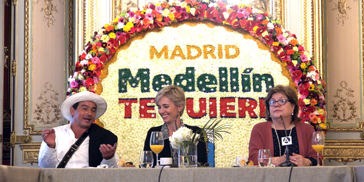 De izq. a dcha.: el silletero, Juan Ernesto Ortíz Grajales; Clemencia Botero, directora de Promoción del Bureau Medellín, y la cónsul general de Colombia en España, Gloria María Borrero./ Fotos: Bureau Medellín