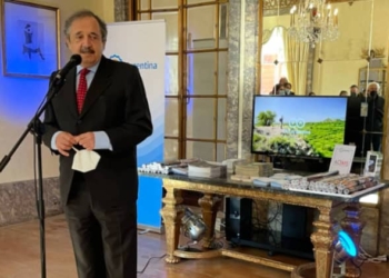 El embajador argentino Ricardo Alfonsín, durante su intervención./ Fotos: AR