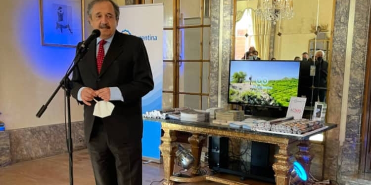 El embajador argentino Ricardo Alfonsín, durante su intervención./ Fotos: AR