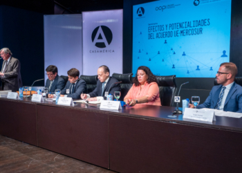 Los representantes de las embajadas de los países miembros de Mercosur junto con Antonio Pérez-Hernández, director general de Casa de América y Francisco Sánchez, director del Instituto de Iberoamérica de la Universidad de Salamanca. / Foto: Casa de América.