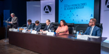 Los representantes de las embajadas de los países miembros de Mercosur junto con Antonio Pérez-Hernández, director general de Casa de América y Francisco Sánchez, director del Instituto de Iberoamérica de la Universidad de Salamanca. / Foto: Casa de América.