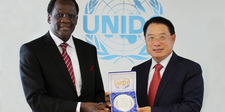 El embajador Michael Oyugi, con el director general de ONUDI, LI Yong, en su despedida como representante permanente de Kenia ante esta organización./ Foto: ONUDI