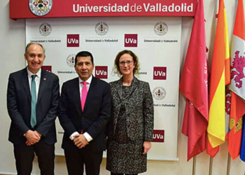 El rector de la Universidad de Valladolid, Antonio Largo Cabrerizo; el embajador Carlos Midence, y la vicerrectora de Internacionalización, Paloma Castro Prieto.