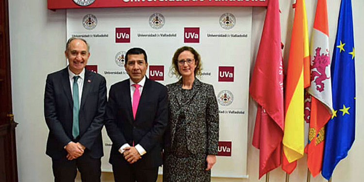 El rector de la Universidad de Valladolid, Antonio Largo Cabrerizo; el embajador Carlos Midence, y la vicerrectora de Internacionalización, Paloma Castro Prieto.