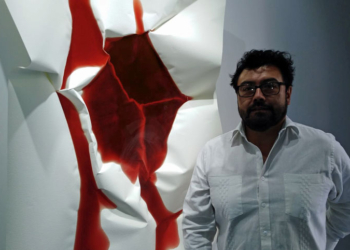 Miler Lagos, ante una de sus obras.