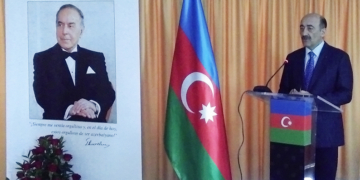 La Embajada de Azerbaiyán conmemora el 94 aniversario de Heydar Aliyev