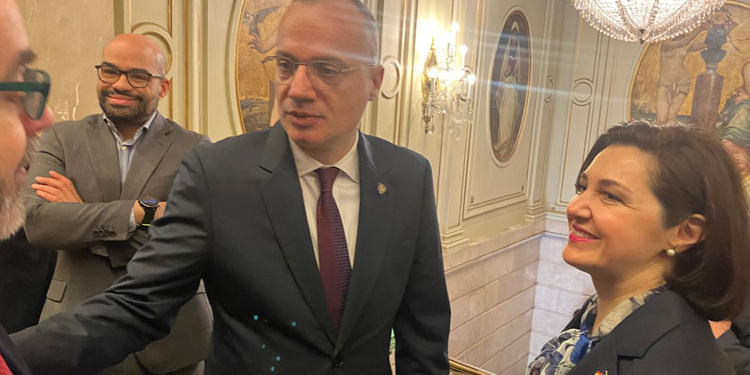 El ministro de Exteriores Igli Hasani preside el foro de negocio e inversión en Albania