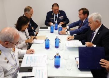 Robles confirma a su colega rumano que España mantendrá su presencia militar en el país