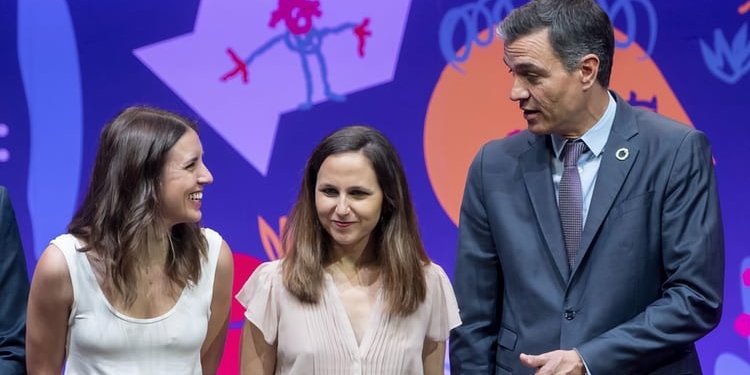 La coalición de Sánchez agoniza en la pugna por el feminismo