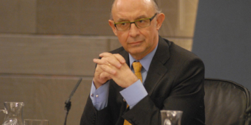 Hacienda promete recuperar en 2019 el viaje anual a España para los diplomáticos