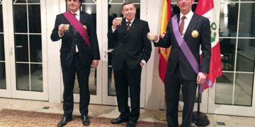 El jefe de Gabinete de Rajoy, condecorado con la Orden El Sol del Perú