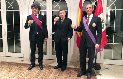 El jefe de Gabinete de Rajoy, condecorado con la Orden El Sol del Perú