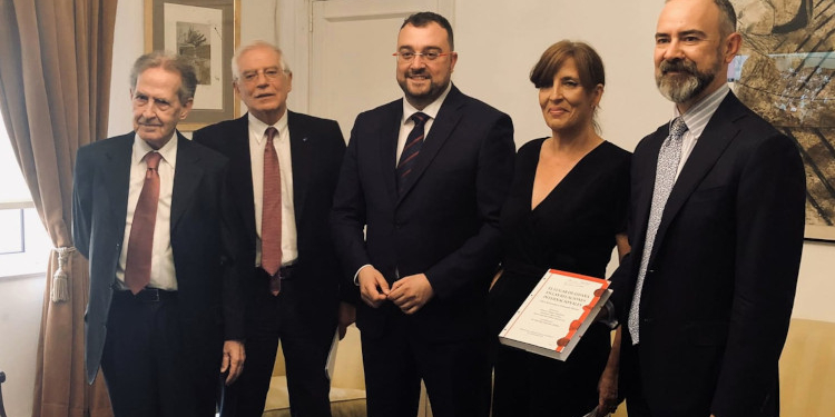 El catedrático Antonio López Pina, el ministro de exteriores en funciones Josep Borrell, el presidente del Principado de Asturias Adrián Barbón, la hija del homenajeado Clara Morán, y el embajador director de la Escuela Diplomática Fernando Fernández-Arias. / Foto: @esc_espana