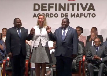 El presidente de Mozambique, Filipe Nyusi (Frelimo), y el líder de la Renamo, Ossufo Momade, con la alta representante de la UE para la Política Exterior, Federica Mogherini, el martes en Maputo./ Imagen: Euronews