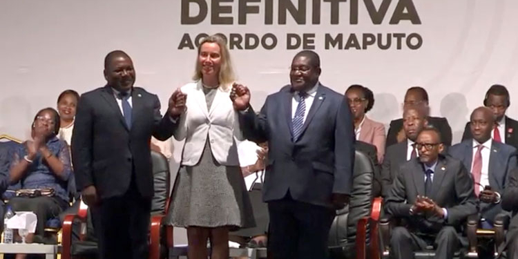 El presidente de Mozambique, Filipe Nyusi (Frelimo), y el líder de la Renamo, Ossufo Momade, con la alta representante de la UE para la Política Exterior, Federica Mogherini, el martes en Maputo./ Imagen: Euronews