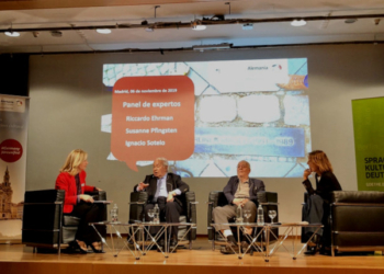 La directora de la Oficina Nacional Alemana de Turismo en Madrid, Ulrike Bohnet, conversando con Riccardo Ehrmann, Ignacio Sotelo y Suzzanne Pfingsten. / Foto: @GIMadrid