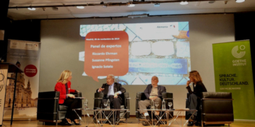 La directora de la Oficina Nacional Alemana de Turismo en Madrid, Ulrike Bohnet, conversando con Riccardo Ehrmann, Ignacio Sotelo y Suzzanne Pfingsten. / Foto: @GIMadrid