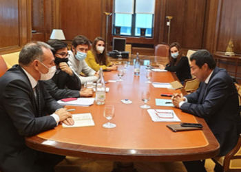 El embajador Carlos Midence, a la derecha, durante la reunión con los diputados españoles.