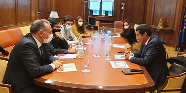 El embajador Carlos Midence, a la derecha, durante la reunión con los diputados españoles.