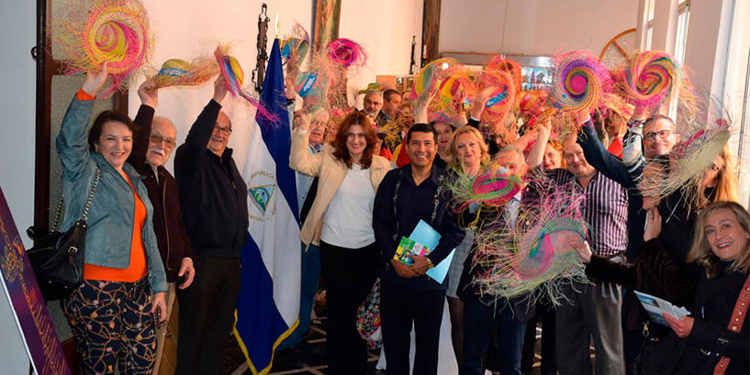 Algunos asistentes al evento con el embajador Carlos Midence.