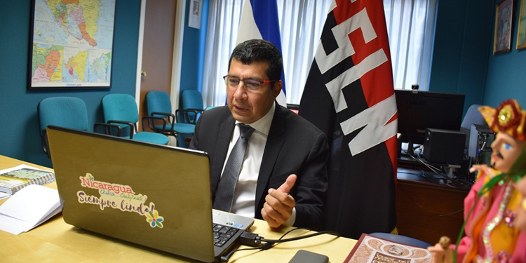 El embajador Carlos Midence, durante la reunión.