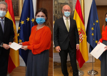 Los embajadores de Luxemburgo (izda) y Noruega con la Introductora de Embajadores./ Fotos: MAEC