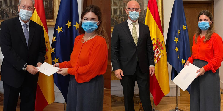 Los embajadores de Luxemburgo (izda) y Noruega con la Introductora de Embajadores./ Fotos: MAEC