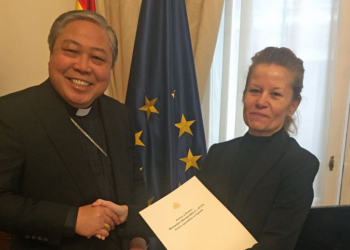 El Nuncio con la Introductora de Embajadores el pasado jueves./ Foto: Cortesía de la Nunciatura Apostólica en España.