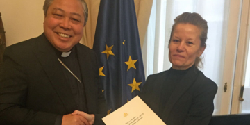 El Nuncio con la Introductora de Embajadores el pasado jueves./ Foto: Cortesía de la Nunciatura Apostólica en España.