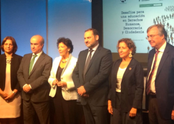 De izq. a dcha.: Karla Hananía de Varela, Mariano Jabonero, Isabel Celaá, José Luís Ábalos, Aina Calvo y Antonio Pérez en la inauguración de la jornada. / Foto: AC
