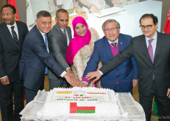 Los embajadores de Sudán, Yemen, Mauritania, Palestina y Arabia Saudí acompañan a su colega omaní en el tradicional corte de la tarta conmemorativa.