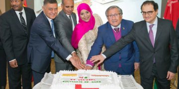 Los embajadores de Sudán, Yemen, Mauritania, Palestina y Arabia Saudí acompañan a su colega omaní en el tradicional corte de la tarta conmemorativa.