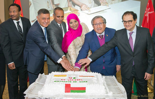 Los embajadores de Sudán, Yemen, Mauritania, Palestina y Arabia Saudí acompañan a su colega omaní en el tradicional corte de la tarta conmemorativa.
