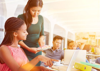 La enseñanza online puede abrir oportunidades para muchas personas en el sector turístico.