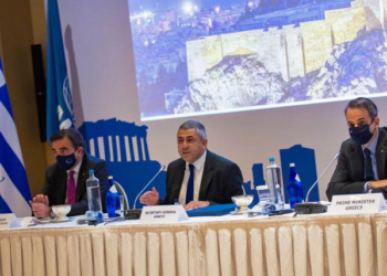 De izquierda a derecha, el vicepresidente de la Comisión Europea, el secretario general de la OMT y el primer ministro griego./ Foto: OMT