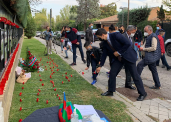 Ofrenda floral por las víctimas del bombardeo contra Azerbaiyán