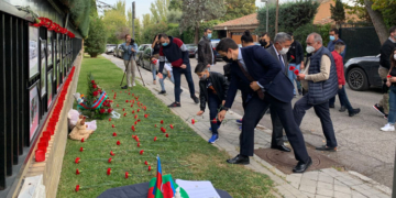 Ofrenda floral por las víctimas del bombardeo contra Azerbaiyán