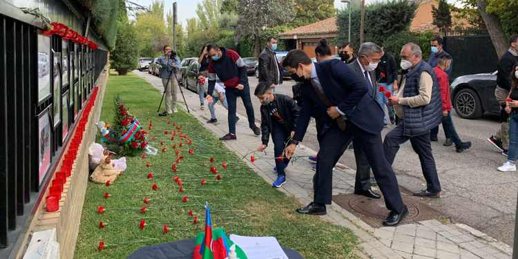 Ofrenda floral por las víctimas del bombardeo contra Azerbaiyán