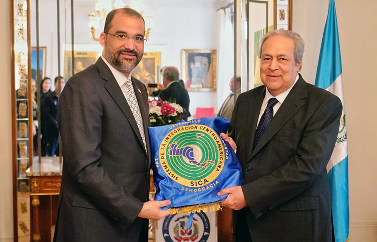 Los embajadores Olivo Rodríguez y Fernando Molina, durante el traspaso.