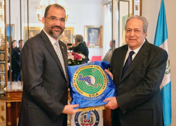 Los embajadores Olivo Rodríguez y Fernando Molina, durante el traspaso.