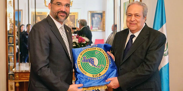 Los embajadores Olivo Rodríguez y Fernando Molina, durante el traspaso.